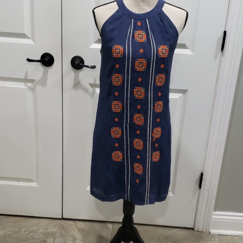 EUC. Embroidered shift dress